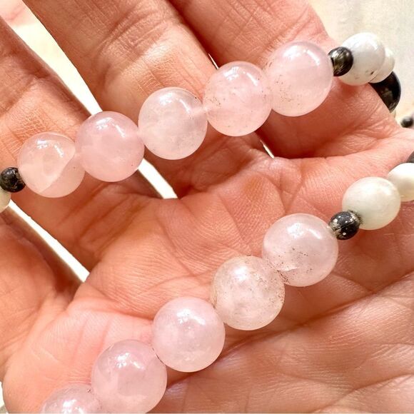 Rose Quartz, snow Quartz and mother of Pearl long necklace - Picture 10 of 10